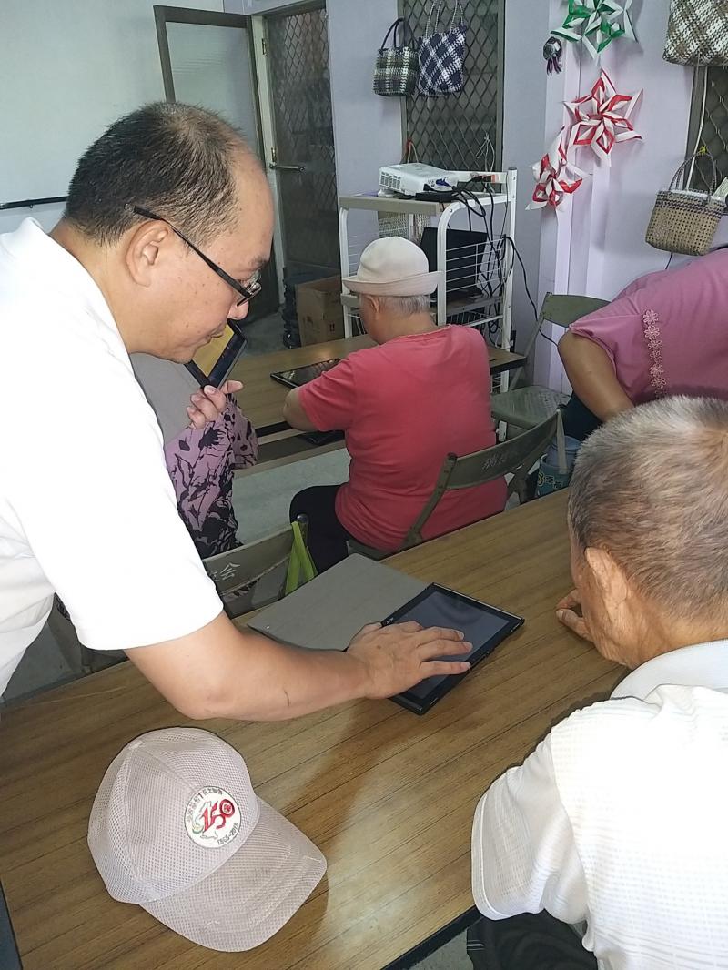 老師指導學員操作平板