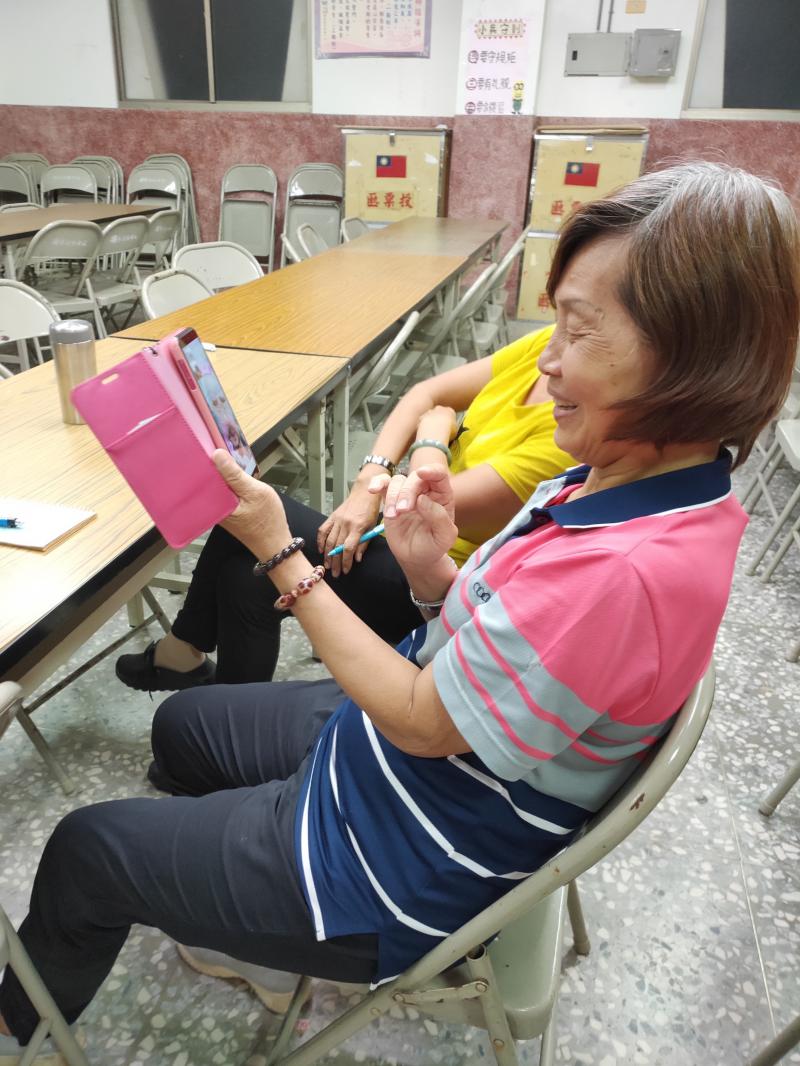 同學和對面的同學通話練習，看到LINE上面的視訊通話表情包圖案，覺得很好笑