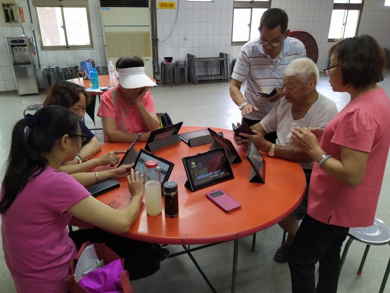 大福的長輩圍圓桌學習平板