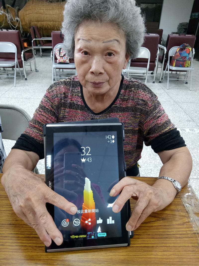 用遊戲APP讓長備熟悉平板操作