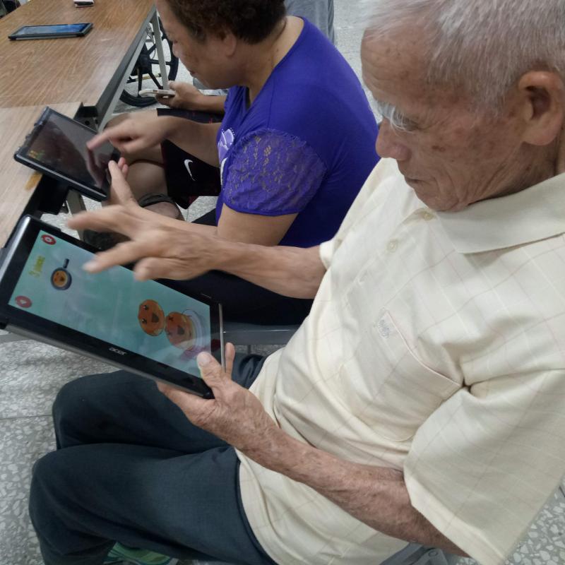 老師讓學員分組比賽