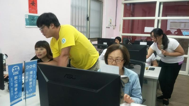 志工在講師分身乏術時，協助解決學員問題。