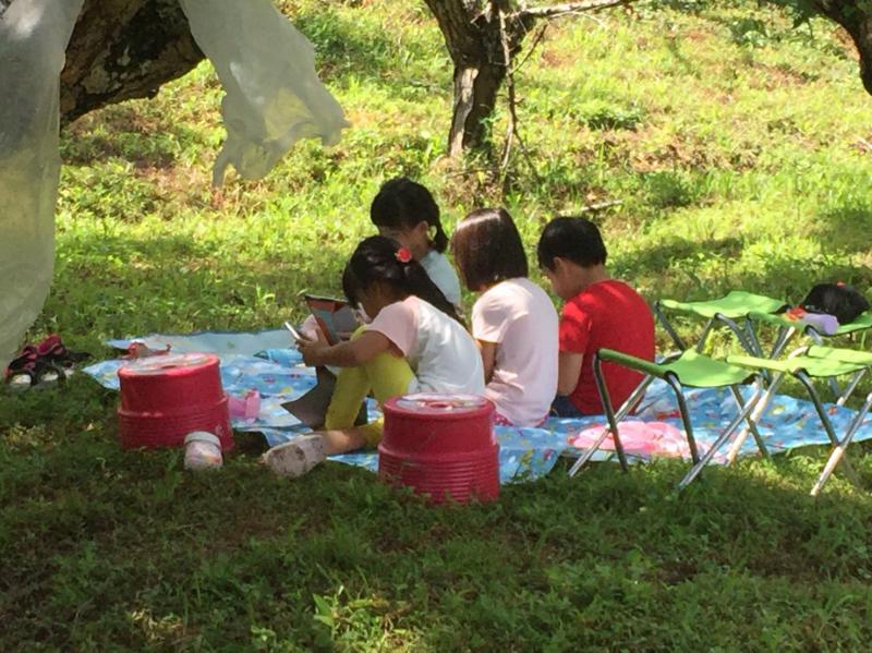 孩子們一起體驗自然課程