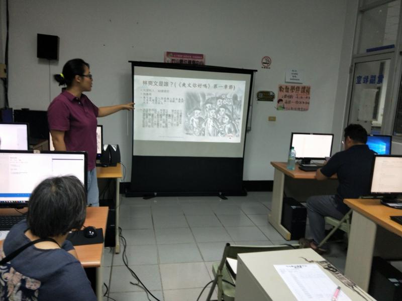 講師與學員正在DOC教室裡上課