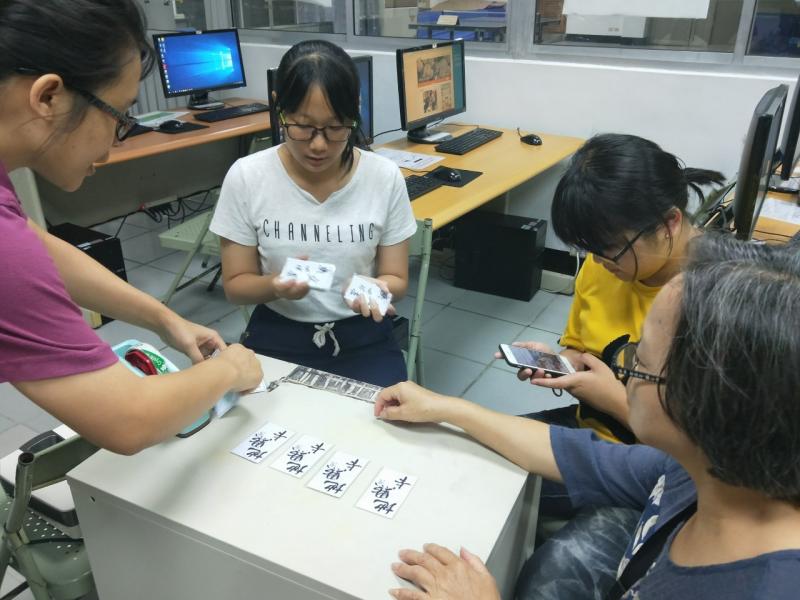 學員分成小組，進行小組討論