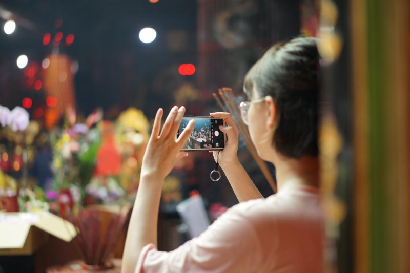 學員正在實際練習拍攝，配合現場節慶氛圍，熱鬧有趣