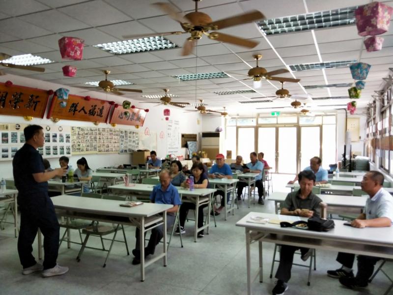 行動DOC於新埔鎮新北社區開課   講師:林合慶, 課程主要對社區年長的老先生及阿婆們講解手機的功能  與平板電腦上網,攝影功能等