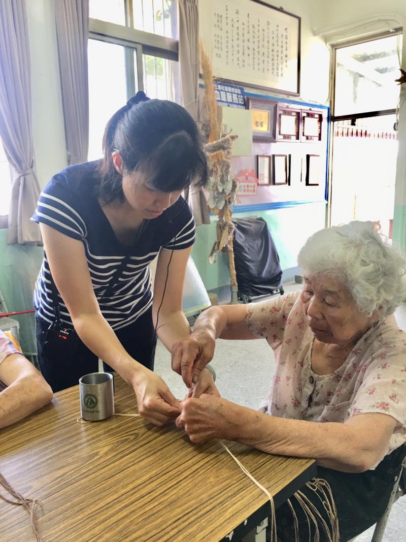 行動DOC-環保E起來-講師協助學員編織