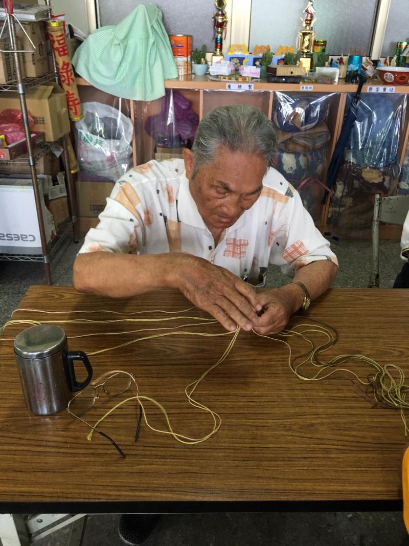 行動DOC-環保E起來-阿公認真的樣子