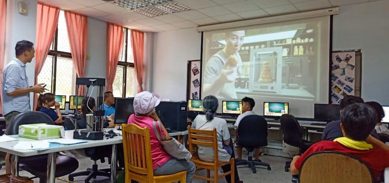 許多學員沒碰過3D列印，還是勇敢報名，所以老師先用影片介紹