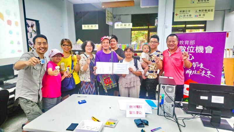 學員及講師拿起自己的滾輪印章，開心的拍了一張大合照。