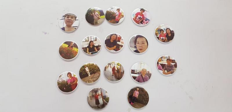 將今日學員們所壓印的開瓶器排列與桌上，能看見許多人是以自己的照片作為圖案，或以風景作為選擇。