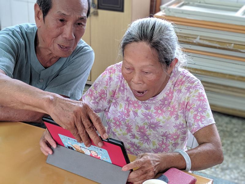 學員學會如何讓平板開機而露出燦爛的笑容