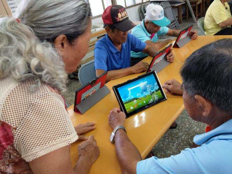 學員正在理解平板主畫面基本圖示