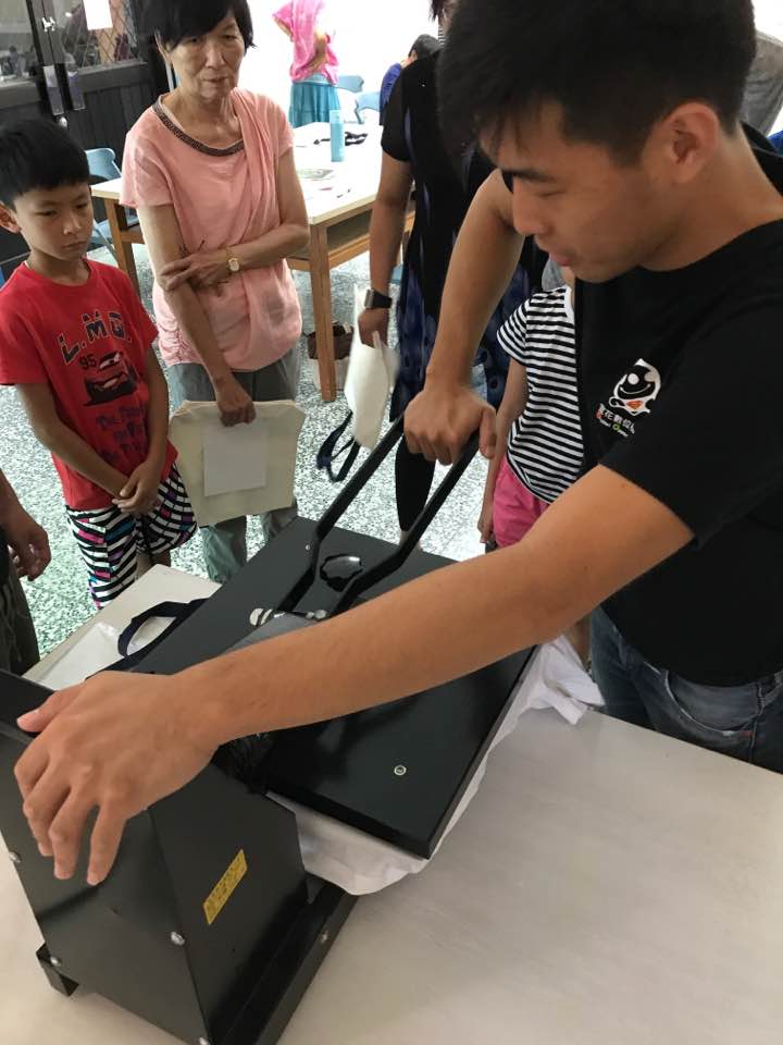 DOC的人員協助學員使用熱轉硬設備。