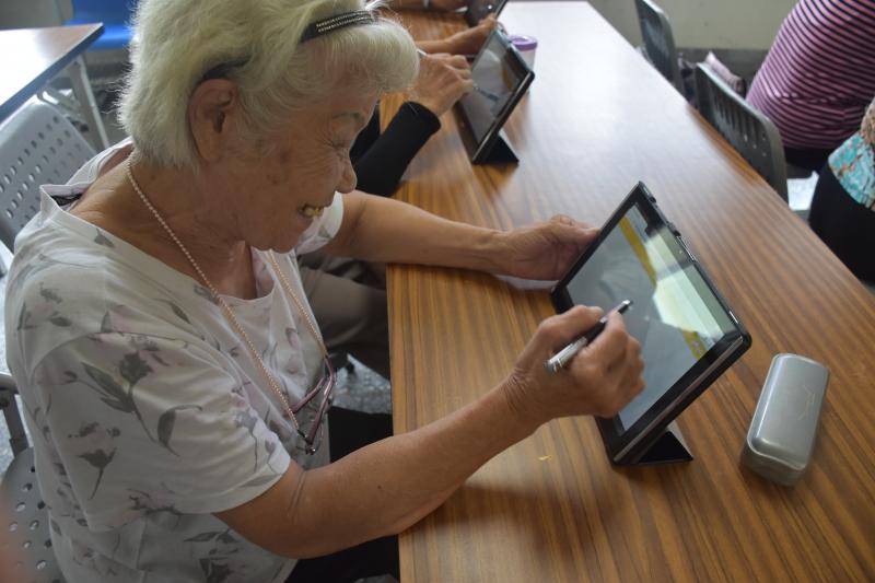 畫畫囉~拿著觸控筆，在平板電腦上一筆一畫 慢慢畫畫