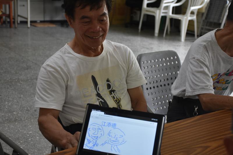 畫出一幅自己滿意的圖畫，很開心