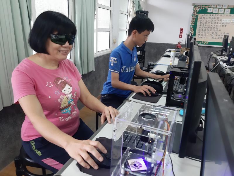 完成圖案設計後啟用雷雕機開始雷雕，記得要戴上護目鏡保護眼睛喔