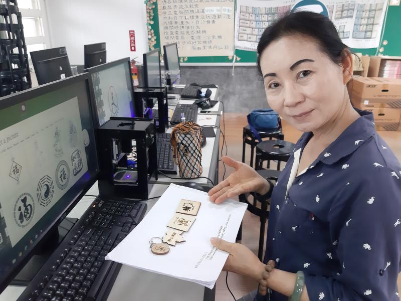 這是我的雷雕初體驗，從圖案設計到作品雷雕，都是跟著講師解說，一步一步的操作完成的喔。