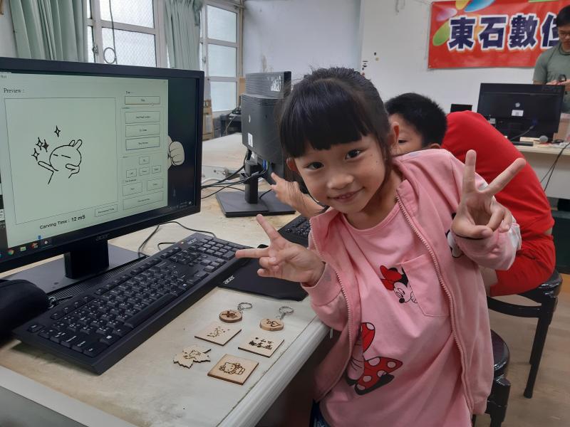 阿嬤帶我一起來上雷雕，跟著講師一起做，不懂地方還有阿姨幫我，我也完成我的雷雕初體驗了。