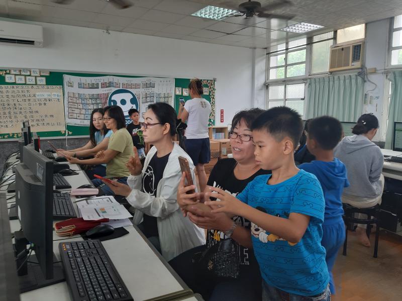 暑假期間特別開放親子一起報名一起學習