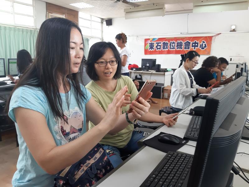 手機下載APP後，透過APP可以把照片轉換成黑白顏色直接進入雷雕階段