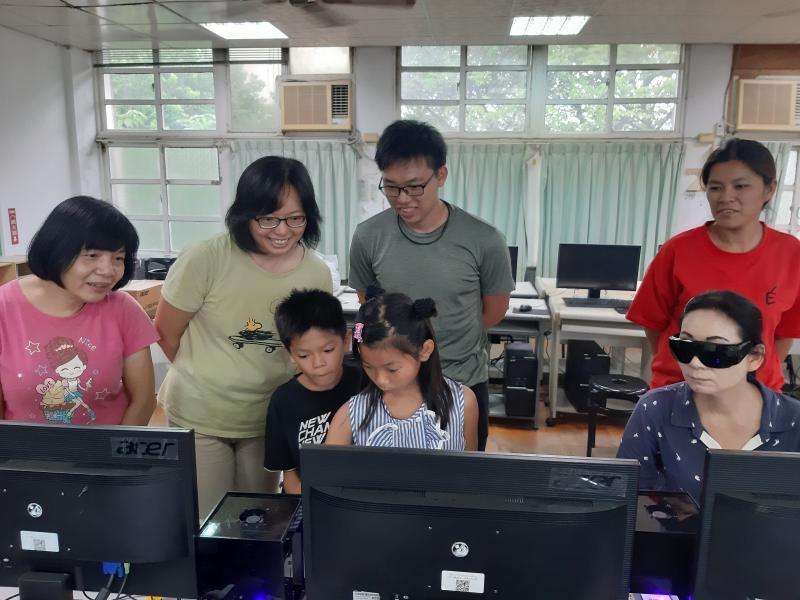 現場大家看著小妹妹一步步的操作都會露出會心一笑。