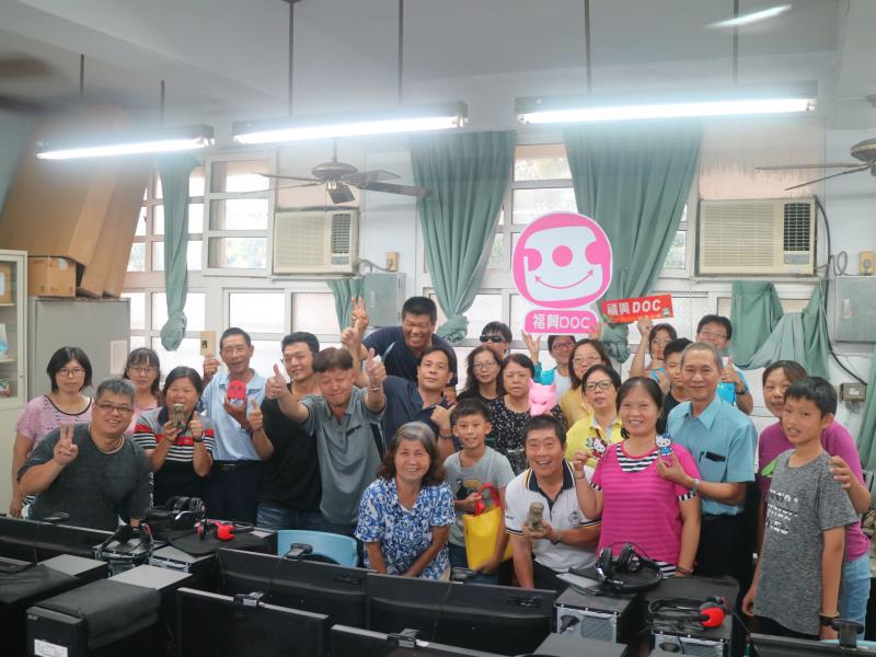 時間過得很快,設計是需要時間的,大家開心的和講師合照,也歡迎講師再度光臨.