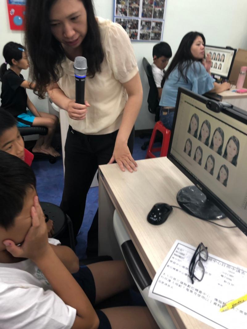 小朋友以雙手遮住雙眼，畫面上呈現出8張整齊排列的大頭照，講師在一旁拿著麥克風講課。