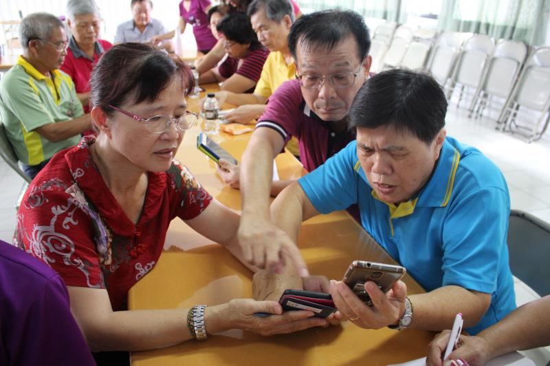 學員正在相互研究，老師剛剛教的操作步驟怎麼按