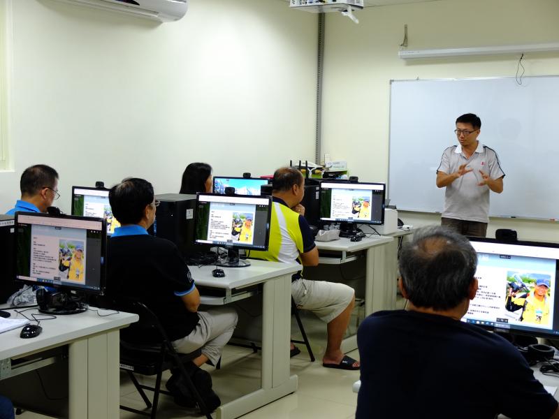 講師向學員們分享公民記者的經驗