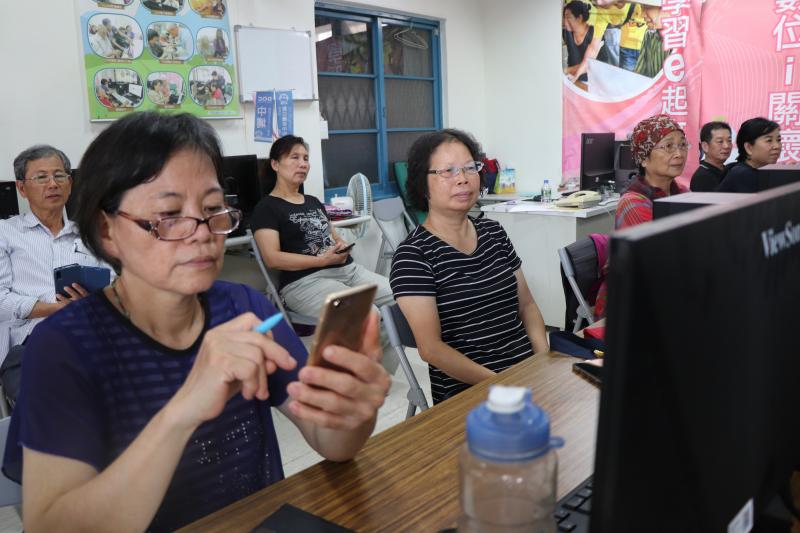 課程中學員專心的聆聽老師操作，編修照片及文字的編輯