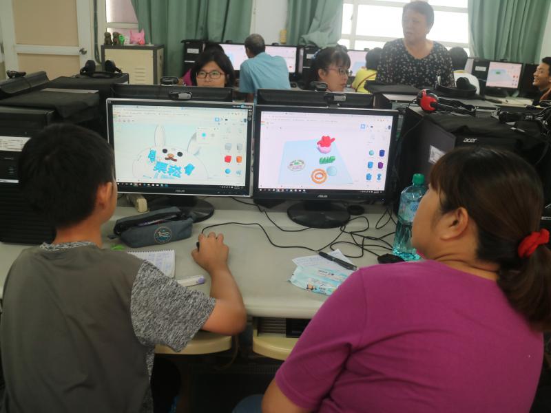 媽媽小孩一起來上3D列印的課,互相指導,堷養情感的另一種方式.