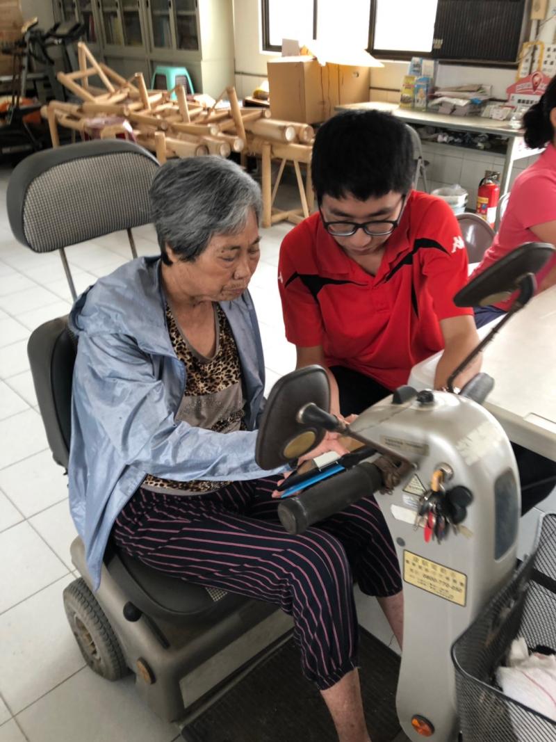 這次的行動平板課程有社區志工協助，對於教導學員非常用心呢！！