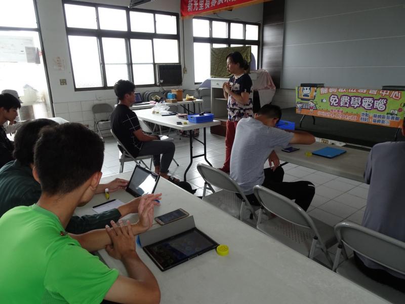 講師在台上說明平板使用方式