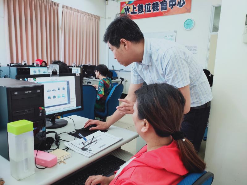 老師教學員如何把手機跟電腦做連接