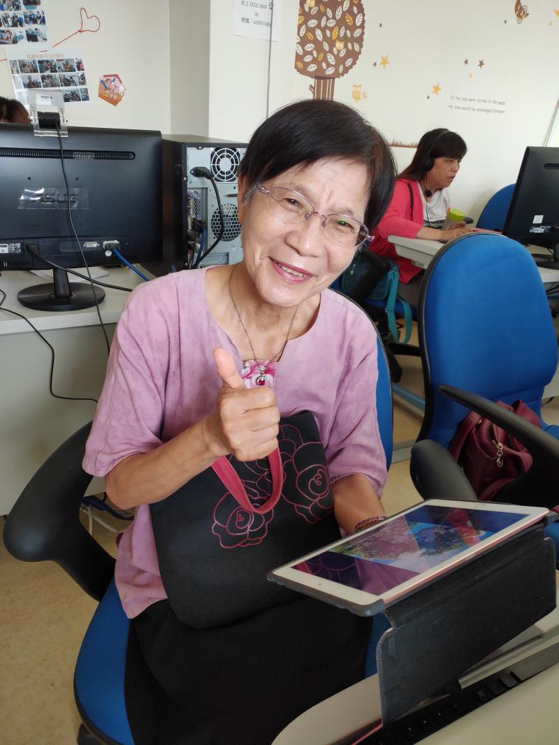 阿姨看到自己做好的影片，並傳到雲端，隨時可觀看，覺得很棒!
