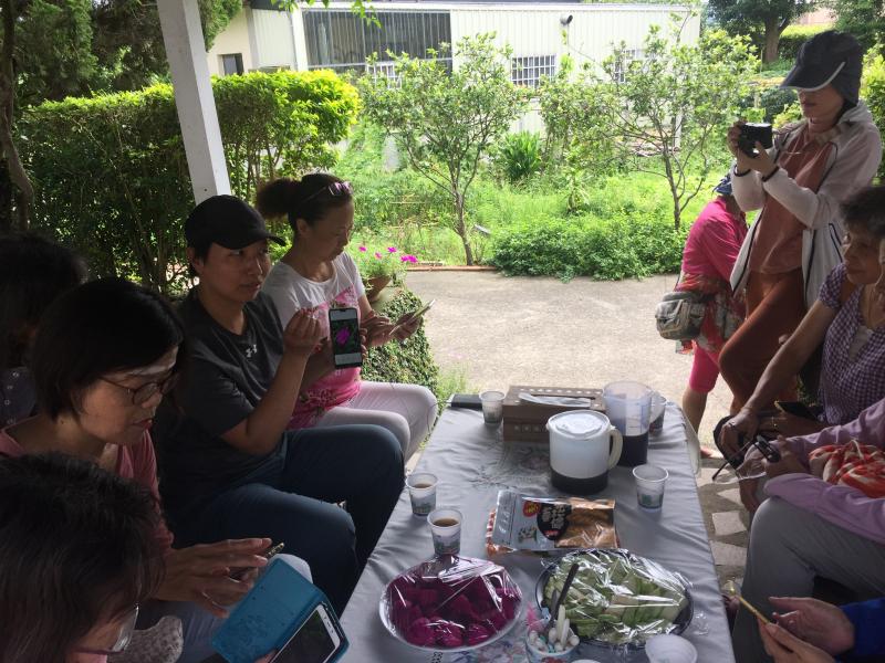 老師外拍時先提醒同學們外拍景點的特色與取景應注意事項