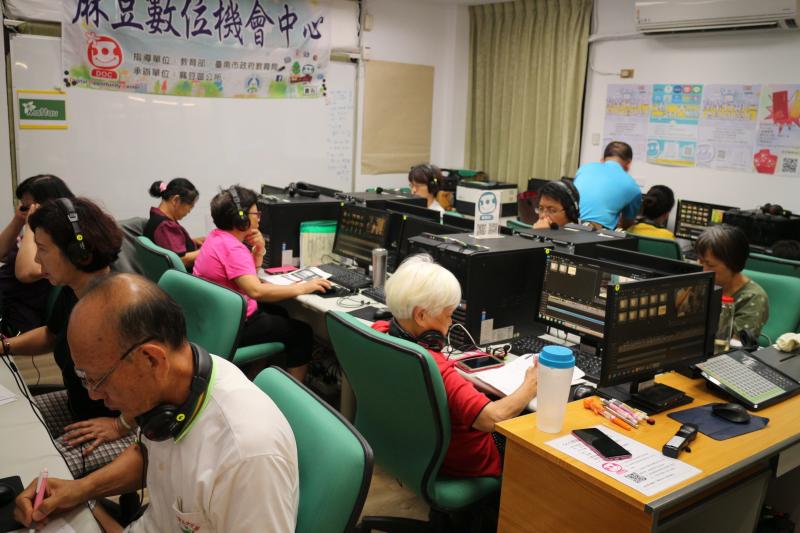 每個人都埋首任真的剪輯