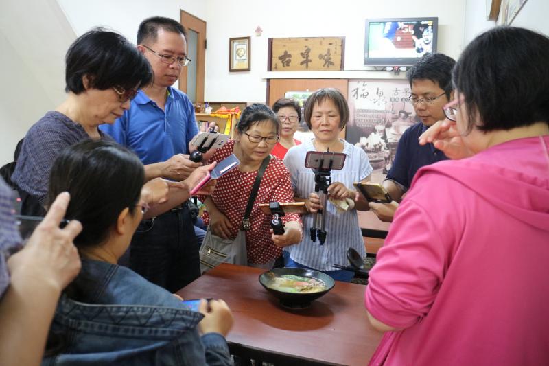 相機吃飽了我們才能吃