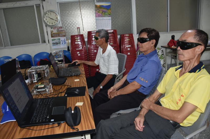 三位帥哥阿公們，全副武裝 準備雷射雕刻作品囉