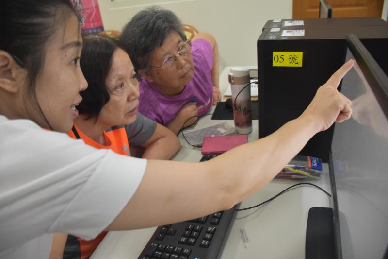 來~看這裡，我們畫圖出來後，上面有一排圖案可以選擇你想要的，點下去就對囉