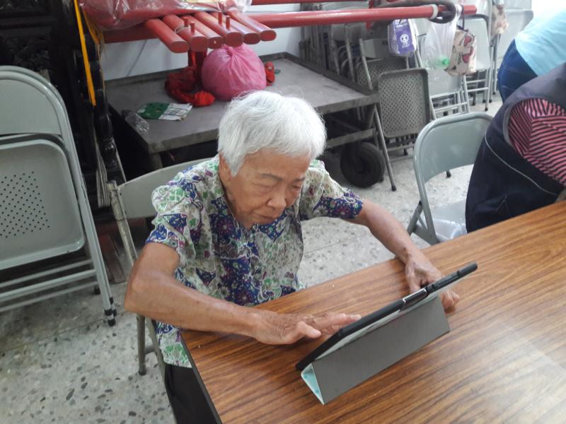 阿嬤對學習平板電腦非常感興趣