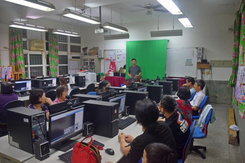 老師講述軟體基本操作功能。