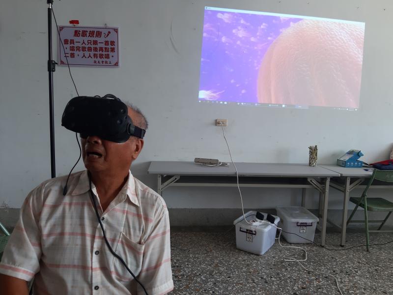 一回頭沒想到見到這樣巨大水母,學員驚訝得發出聲來