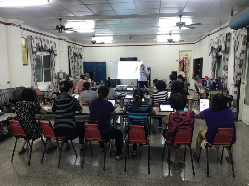 學員專心聽講師講解課程內容