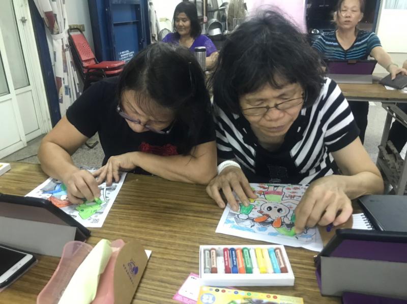 馬鳴村學員感情融洽的頭靠頭為圖畫著色