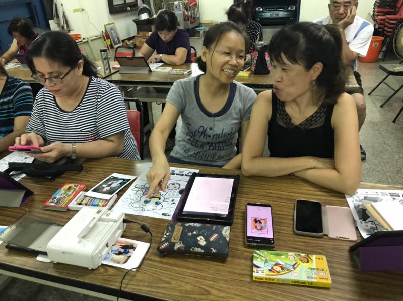 馬鳴村學員透過講師教學後，第一次自行操作相印機，列印相片