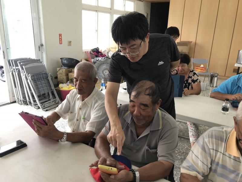 龍潭村講師針對學員操作疑問，給與學生排解問題