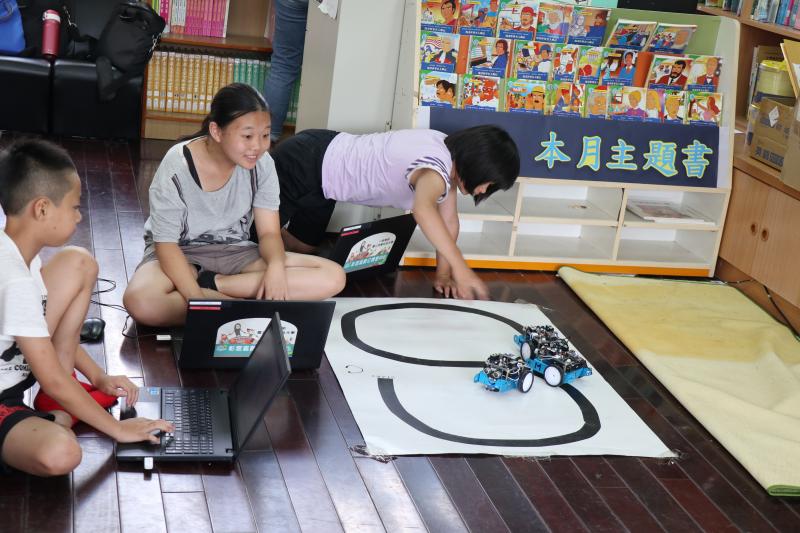 機器車前、後、左、右走 	機器車闖關賽  循線走計時